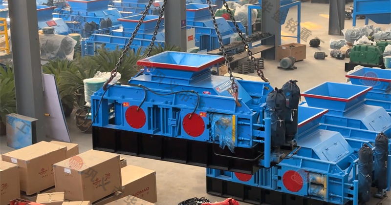 華盛銘液壓對輥機(jī)適合鵝卵石制砂，設(shè)備型號齊全可參考