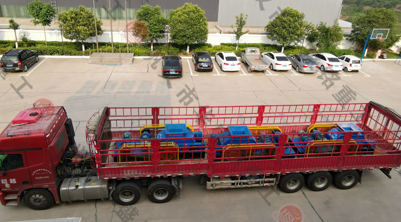 三臺(tái)750ⅹ500型對(duì)輥制砂機(jī)發(fā)往貴陽(yáng)